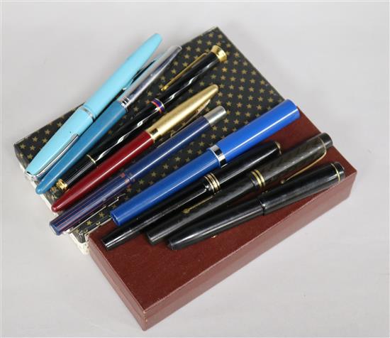 A quantity of fountain pens, Parker Pen, etc